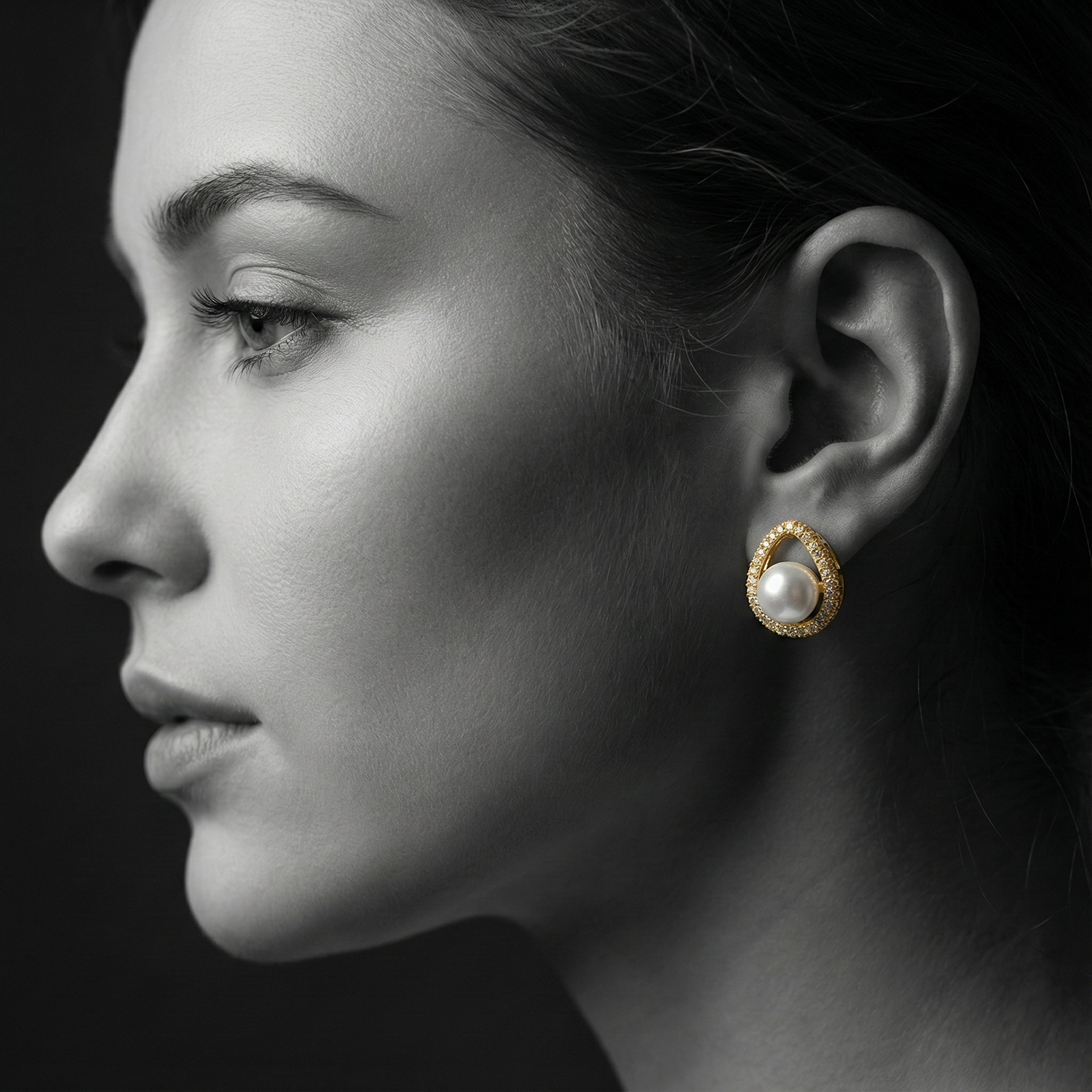 The Pearl Aura Studs