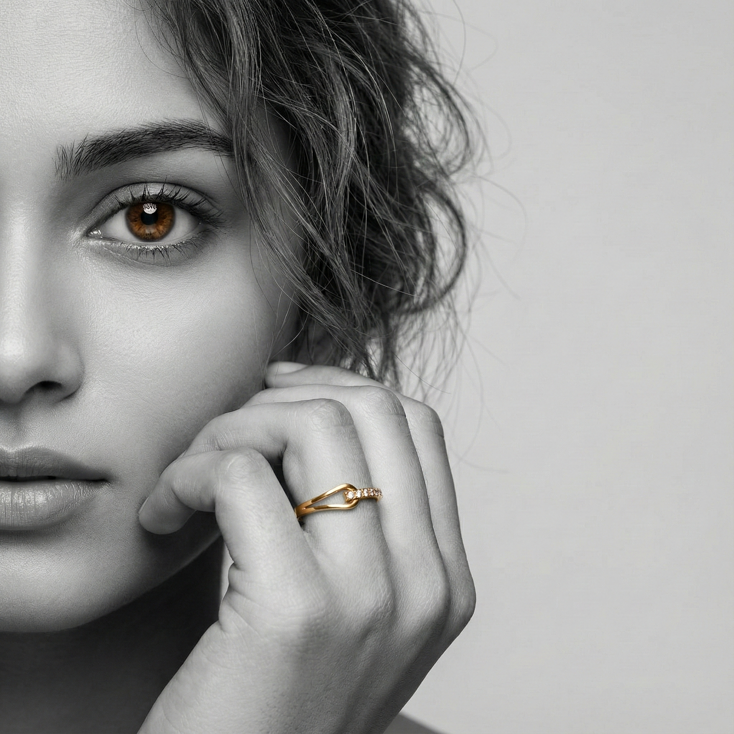 The Luminous Knot Ring