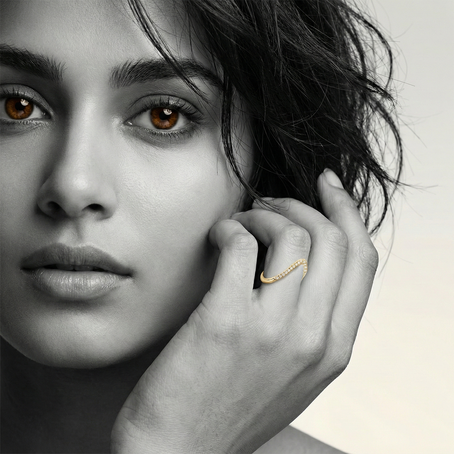 The Luminous V Curve Ring